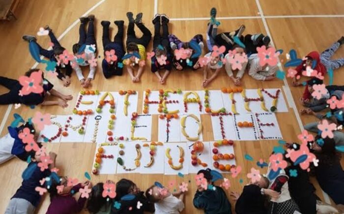 Imagine nr. 1 - Realizarea titlului proiectului cu fructe